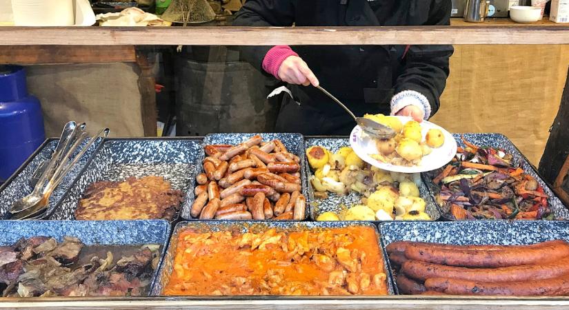 Pörkölt hétezerért, palacsinta háromezerért – Megnyíltak a budapesti karácsonyi vásárok