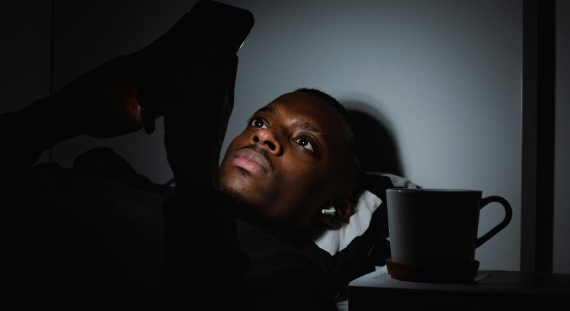 Tévedhettünk: a lefekvés előtti telefonnyomkodás nem is káros, sőt