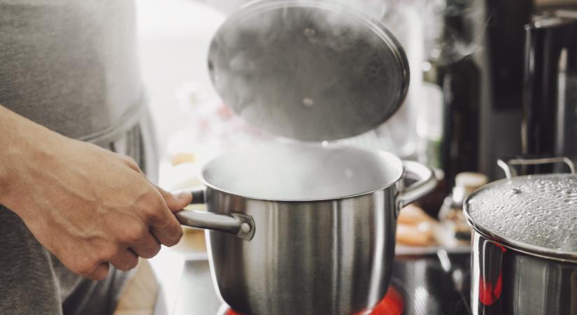 Kiderült, mit tesz a lefolyóval a beleöntött forró főzővíz