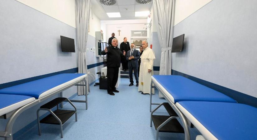 Leó pápa felavatta a Szent Márton orvosi rendelőintézetet a Szent Péter tér oszlopcsarnokában