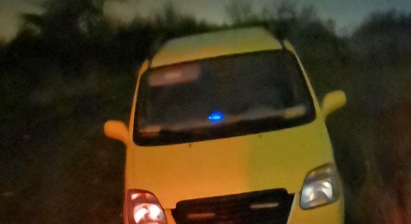 Kanyarban pihent az autó, az a csoda, hogy nem történt baleset Gyöngyöshalásznál