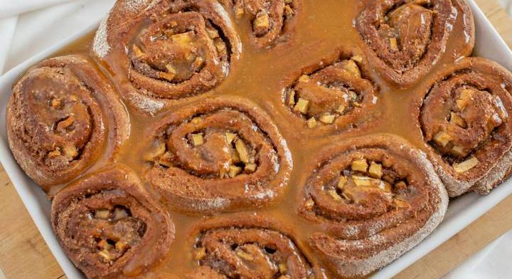 Almás-fahéjas csiga karamellöntettel: vajtól lesz puha a tésztája