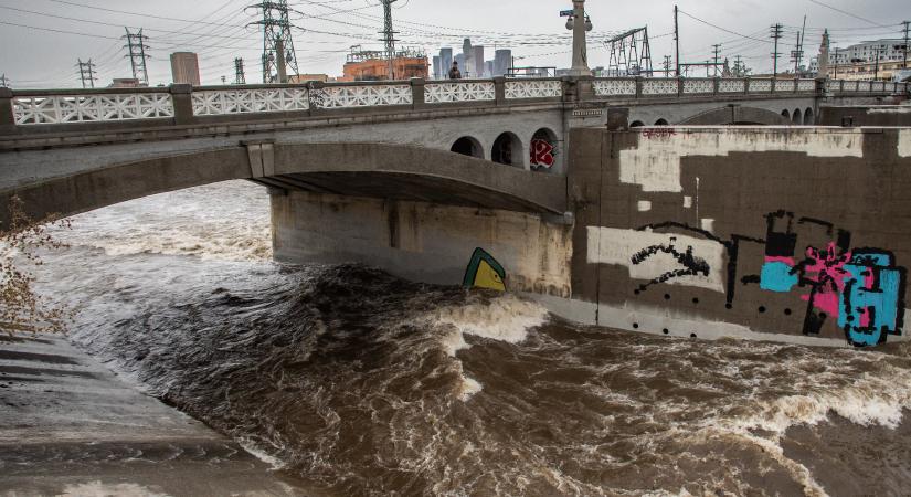Halálos áldozatai is vannak a Kaliforniát elért viharzónának