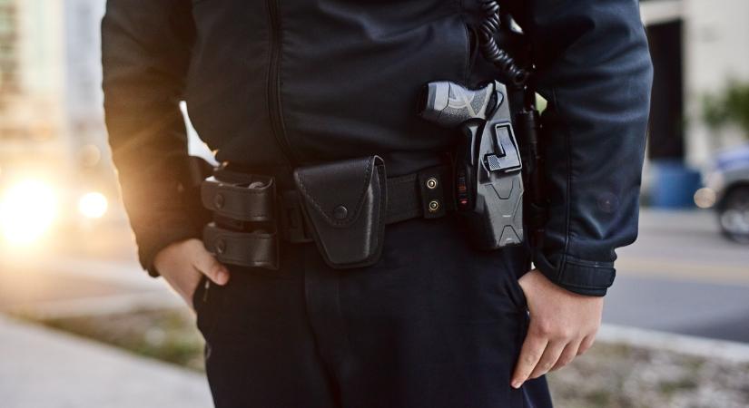 Óriási botrány tört ki egy rendőr miatt, akit végül hazaküldtek a meccsről