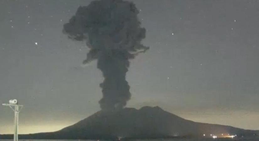 Kiadták a riasztást Japánban, egy atomerőmű közelében tört ki a Szakuradzsima vulkán