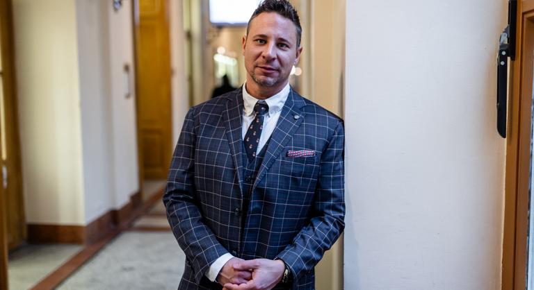 Schadl György börtönkoszt helyett kínait eszik, lábbilincs helyett okosórát hord