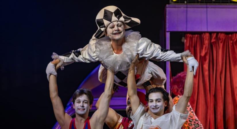 A kellékesek is játszanak a kecskeméti Bajazzókban