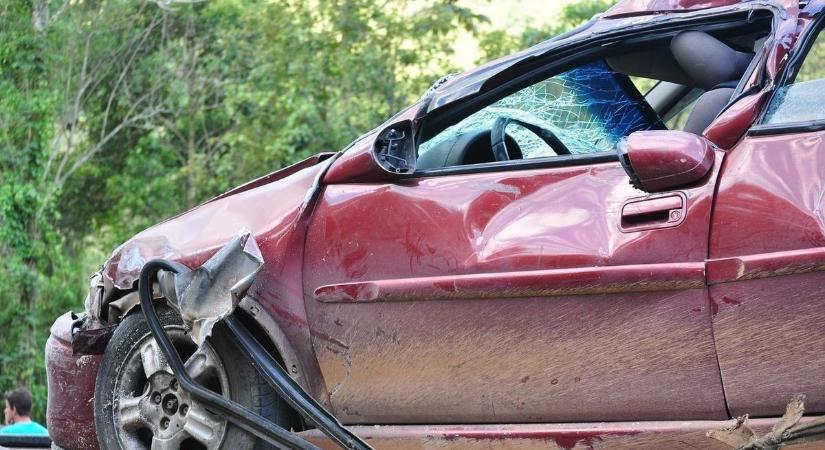 Lesodródott az útról egy autó Dinnyés és Seregélyes között