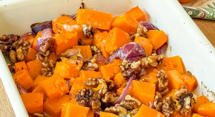 Dióval és kéksajttal sült sütőtök: őszi köret a sütőből