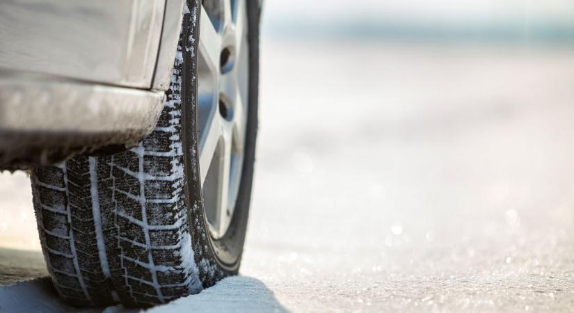 Tetemes bírságot kockáztat az, aki nem megfelelő abronccsal közlekedik a hideg hónapokban