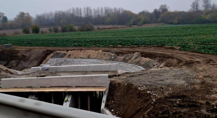 Javában zajlik a hídépítés Fehérvár határában