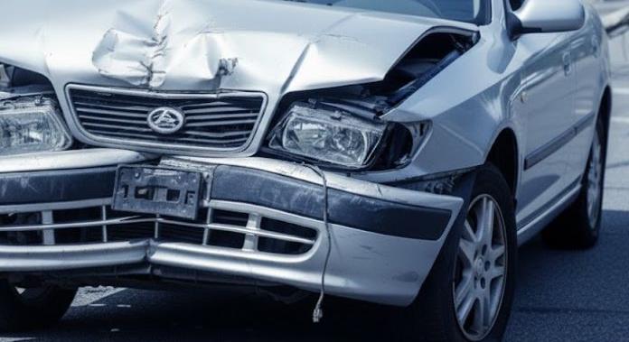 Villanyoszlopnak csapódott egy kocsi Debrecenben