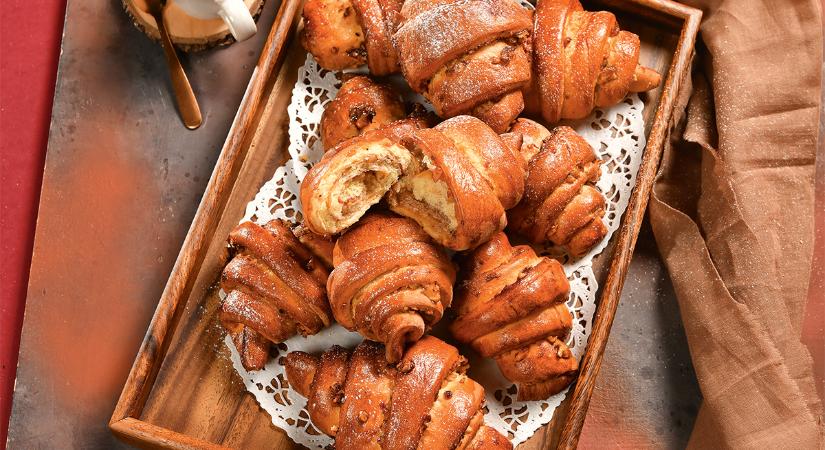 A hűvös, ködös napok ellenszere: diós, cukros kifli baracklekvárral