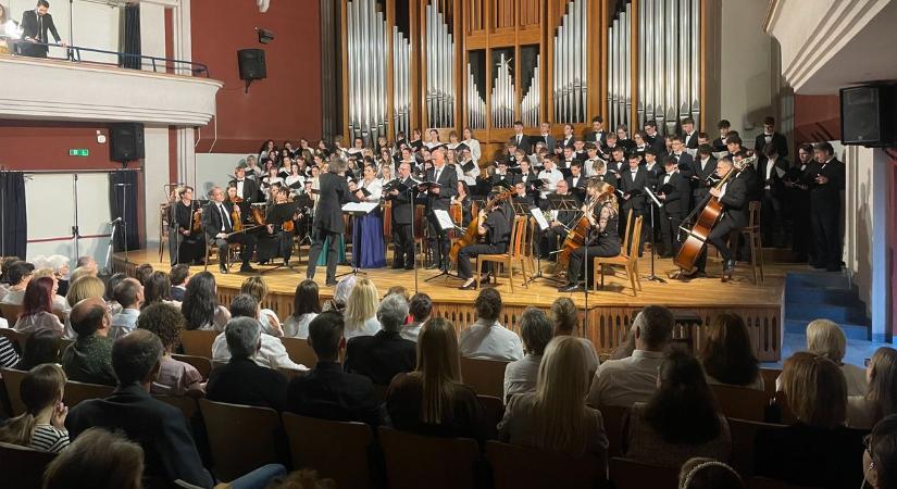 Felejthetetlen gálával ünnepelt a 75 éves kecskeméti Kodály iskola – fotók, videó