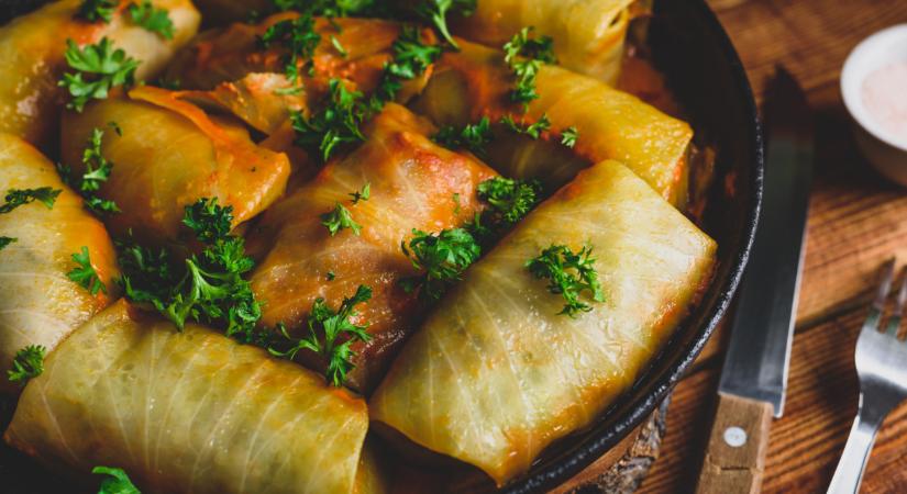 Nálatok hogy készül a töltött káposzta? Itt az erdélyi és szabolcsi recept - Töltött káposzta savanyú káposztából, a tőtike tekerése, lábatlan tyúk sütőben, kemencében