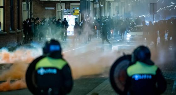 Könnygázzal és vízágyúval oszlatták az erőszakos tüntetőket Hollandiában