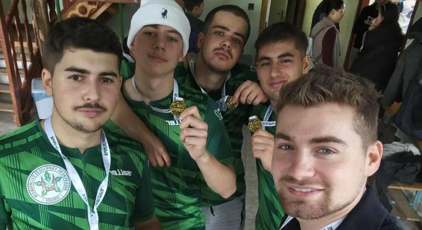 Aranyéremmel zártak a szegedi diákok, floorballban taroltak az erdészetisek