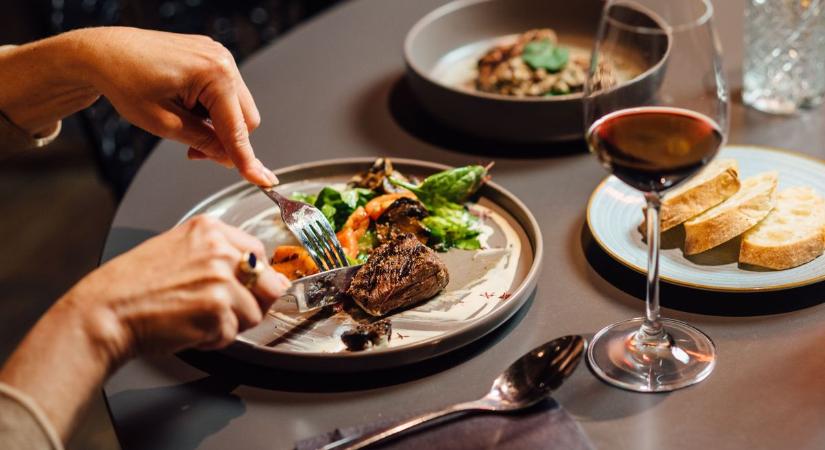 Ebéd a Bazilikánál, vacsora a Gozsduban – zongorázni a különbséget az éttermi és menüárak között