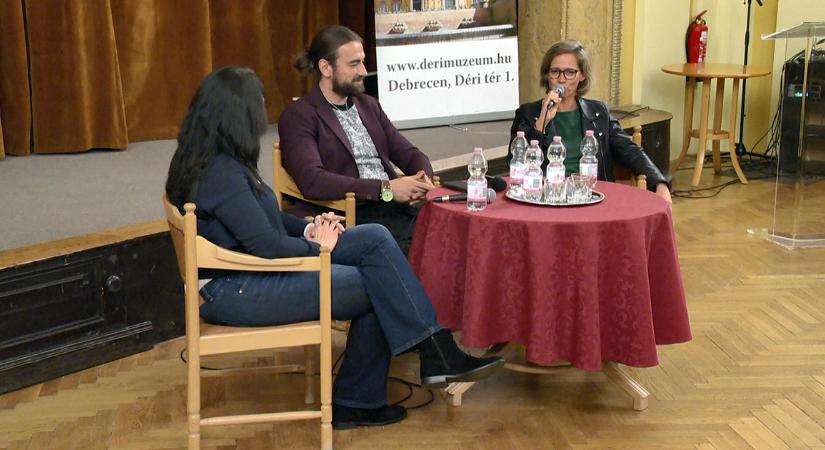 Arany és vágy: Hunyadi megformálói a Déri Múzeumba látogattak – videóval