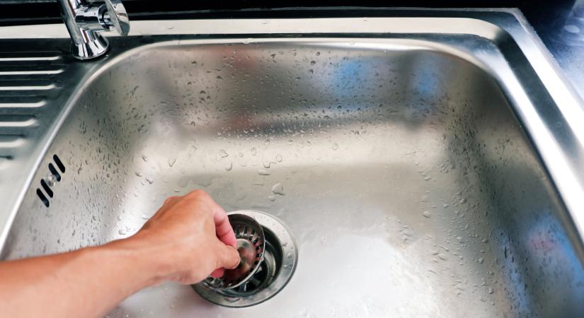 Sem ecet, sem szódabikarbóna! Önts fél pohárral a lefolyóba, és magától kitisztul