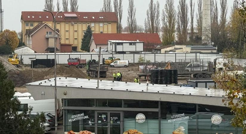 Vadonatúj üzletsor érkezik Komáromba - látványtervek és az első boltok listája