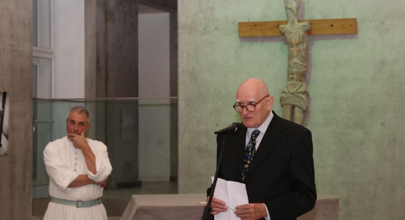 Bence képei, papírra szorított gondolatai előtt (képgalériával)