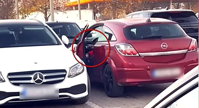 Döbbenet! Így állt bosszút a sofőr az egyik szupermarket parkolójában - videó