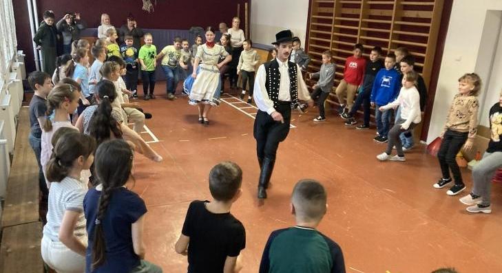 Néptánctanítás Szűcsiben 