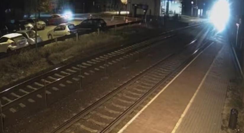 Mozdonyvezető mutatta meg, miért halálos hazárdjáték a piroson vonat elé hajtani