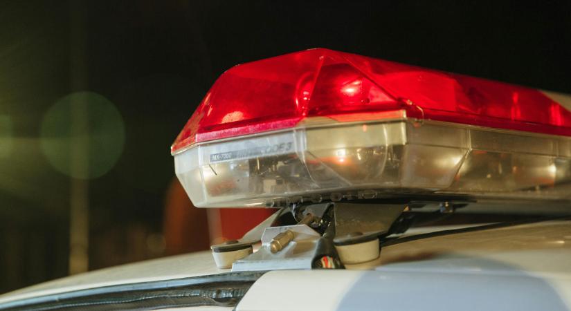 Rettenet Budapesten: buszmegállóba csapódott egy BMW, halálos áldozat is van