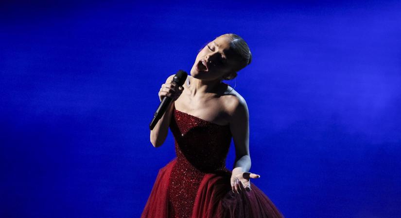 Rátámadt egy őrült rajongó Ariana Grande-ra a Wicked 2. szingapúri premierjén – a film másik főszereplője védte meg a sztárt