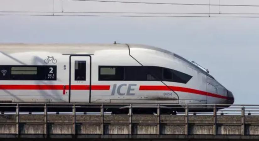 Gyorsvonat tetején utaztak fiatal turisták Ausztriában, egy lány leesett és meghalt