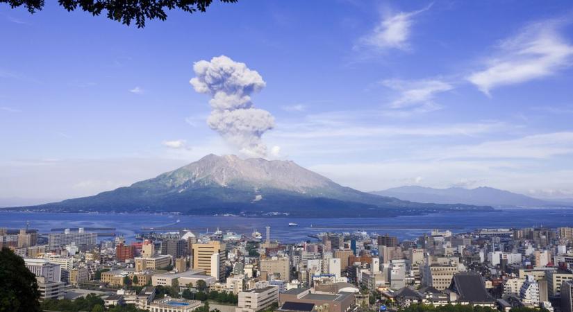 Vészhelyzet Japánban: atomerőmű közelében tört ki egy vulkán – VIDEÓ