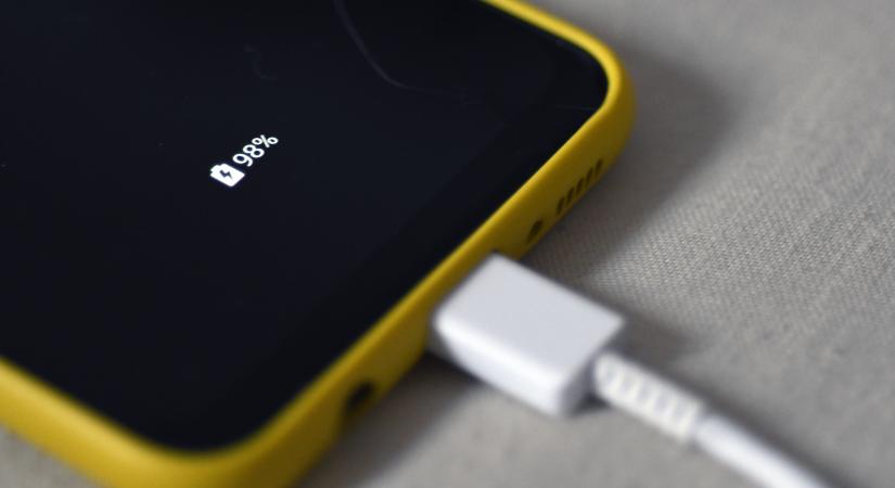 Soha ne töltsd így a telefonodat – szakértők figyelmeztetnek rá!