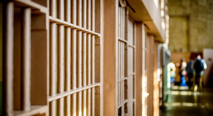 Kiskorú fogvatartottat kényszerített kapcsolatra az amerikai tanárnő