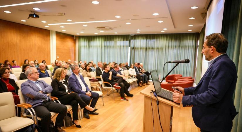 A tehetséggondozás és versenyfelkészítés is téma volt a pedagógusok konferenciáján