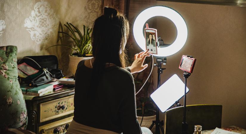 Hiánypótló kiadvány: jogi kézikönyvet kaptak a magyar influenszerek