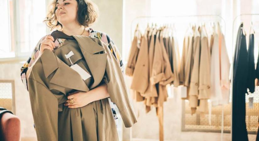 Karcsúsítják és nyújtják az alakot: 5 nőies kabátfazon, ami telitalálat telt idomokra