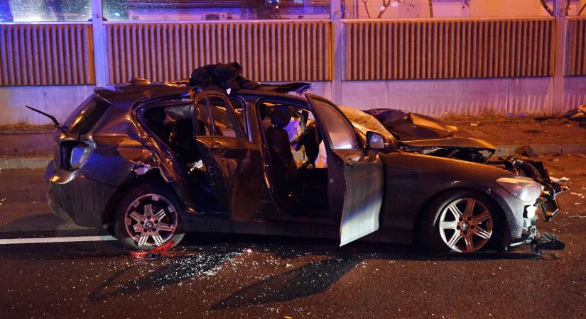 Budapest belvárosában kezdték üldözni a rendőrök, az M3-as kivezető szakaszánál csapódott villanyoszlopnak