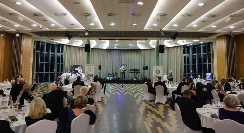 Okoszebrára gyűjtöttek az egri jótékonysági bálon