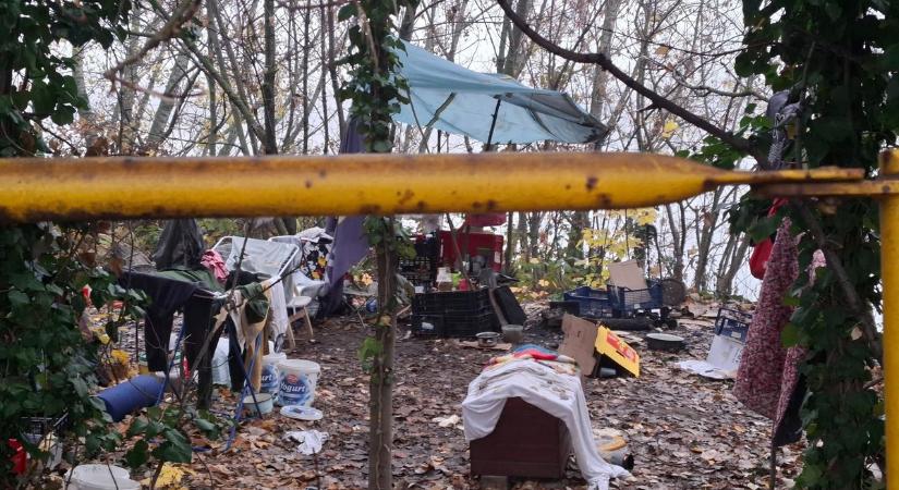 Hajléktalantanya a Dunánál: tűk és fekália mindenhol
