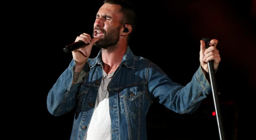 Aggódnak a rajongók: mi történt Adam Levinnel?