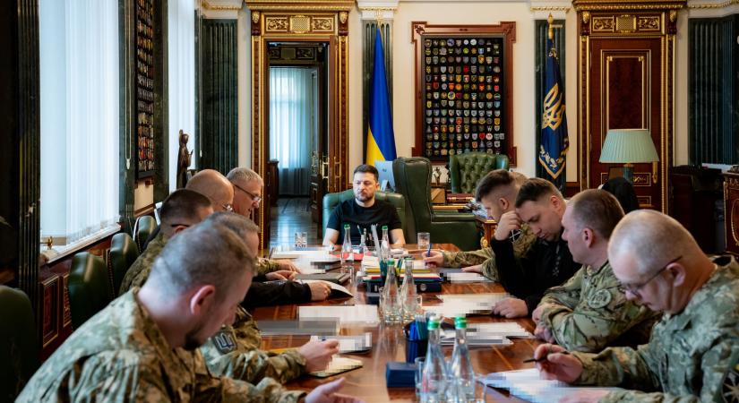 Zelenszkij összehívta a védelmi és biztonsági szektor vezetőit, riasztó jelentések érkeztek Moszkva terveiről