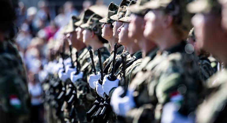 Századvég: a magyarok elutasítják a kötelező sorkatonaságot