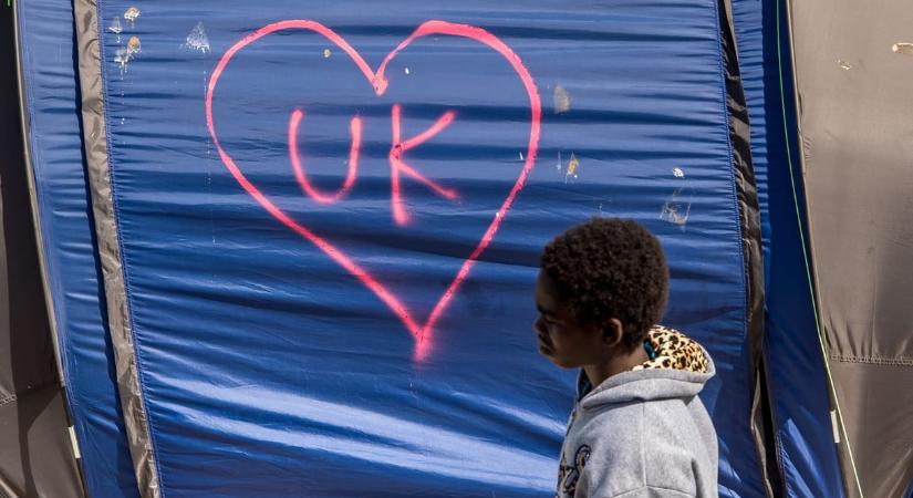 Csak húsz év várakozás után pályázhatnának letelepedési engedélyért a menekültek Nagy-Britanniában