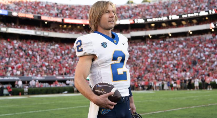 Mrs. Doubtfire visszatért, csak most bunkó focistaként, aki rákos gyerekeknek szól be