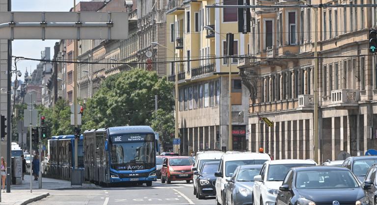 Katasztrofális állapotban vannak a BKV-buszok, nagy szükség van az új elektromos járművekre