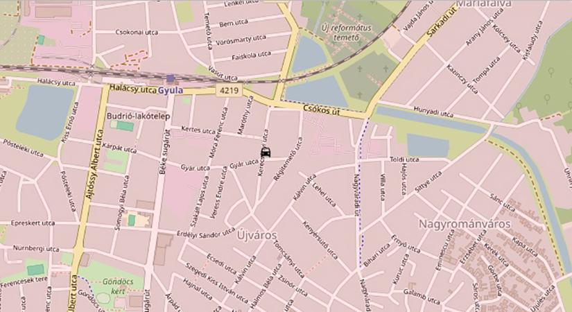 Összeütközött két személyautó Gyulán, lezárták az érintett útszakaszt