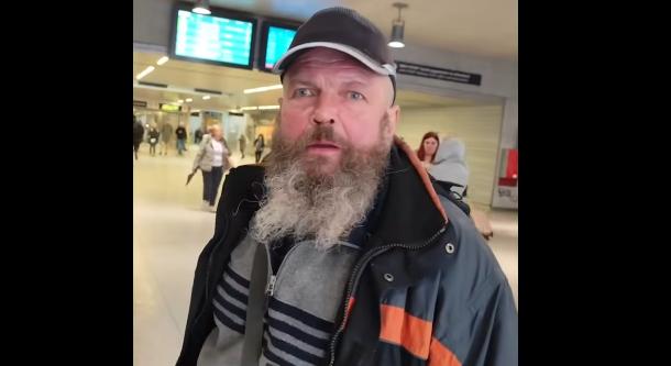 Semmit nem bánt meg, ismét ki kellett vezetni a tiszás rendezvényről az akasztást kiabáló férfit