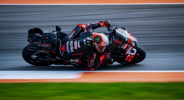 Bezzecchi vezetésével kettős Aprilia-győzelem a szezonzárón